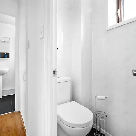Beautiful House- Garden, Free Parking, Contractors, Utilita Arena, Hospital