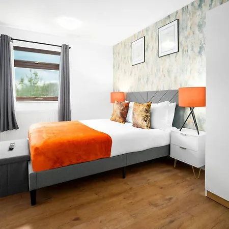 Beautiful House- Garden, Free Parking, Contractors, Utilita Arena, Hospital Apartament