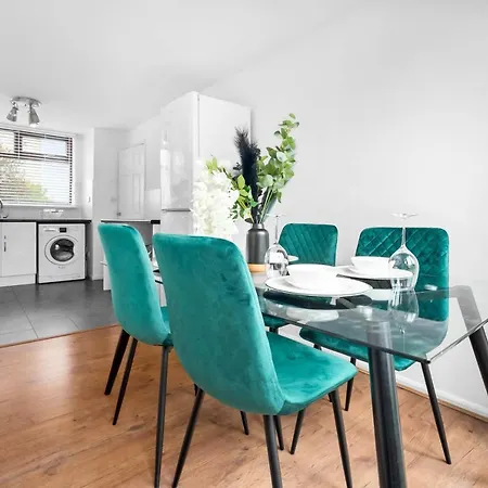 Beautiful House- Garden, Free Parking, Contractors, Utilita Arena, Hospital Apartment Birmingham
